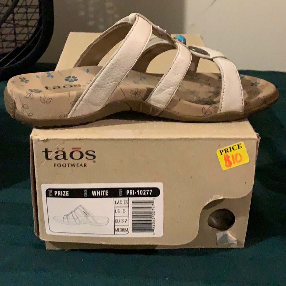 Like new Taos white Sandals size 6